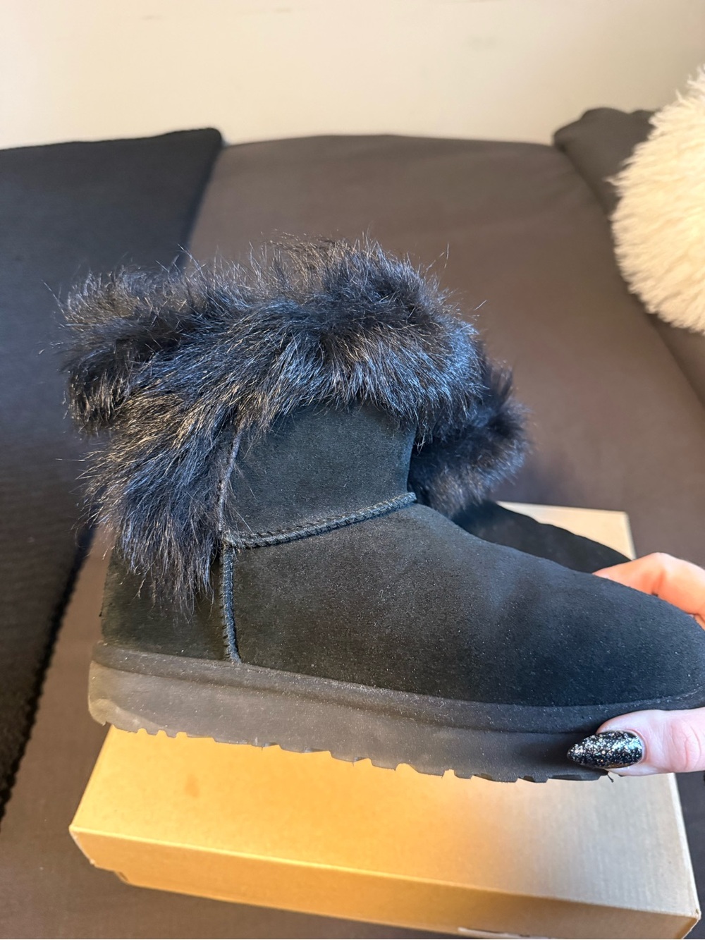 UGG - WOMANS - Milla ankle boots with fur trim - Size 8 - Black